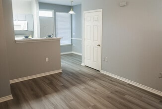 Renaissance Courts Apartments in Denton, TX - Foto de edificio - Building Photo