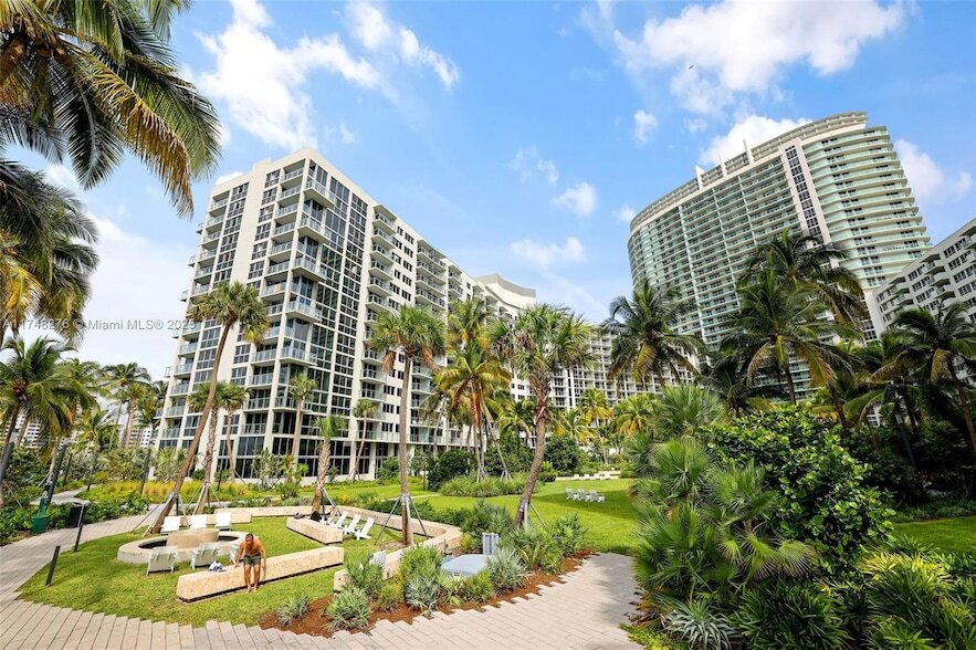 1500 Bay Rd, Unit M-1427 in Miami Beach, FL - Building Photo