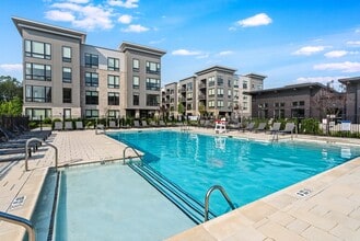 Livana East Hanover in East Hanover, NJ - Foto de edificio - Building Photo