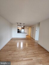 7500 Woodmont Ave in Bethesda, MD - Foto de edificio - Building Photo