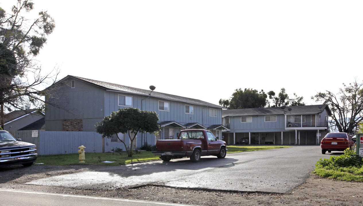 951 Nash Rd in Hollister, CA - Foto de edificio