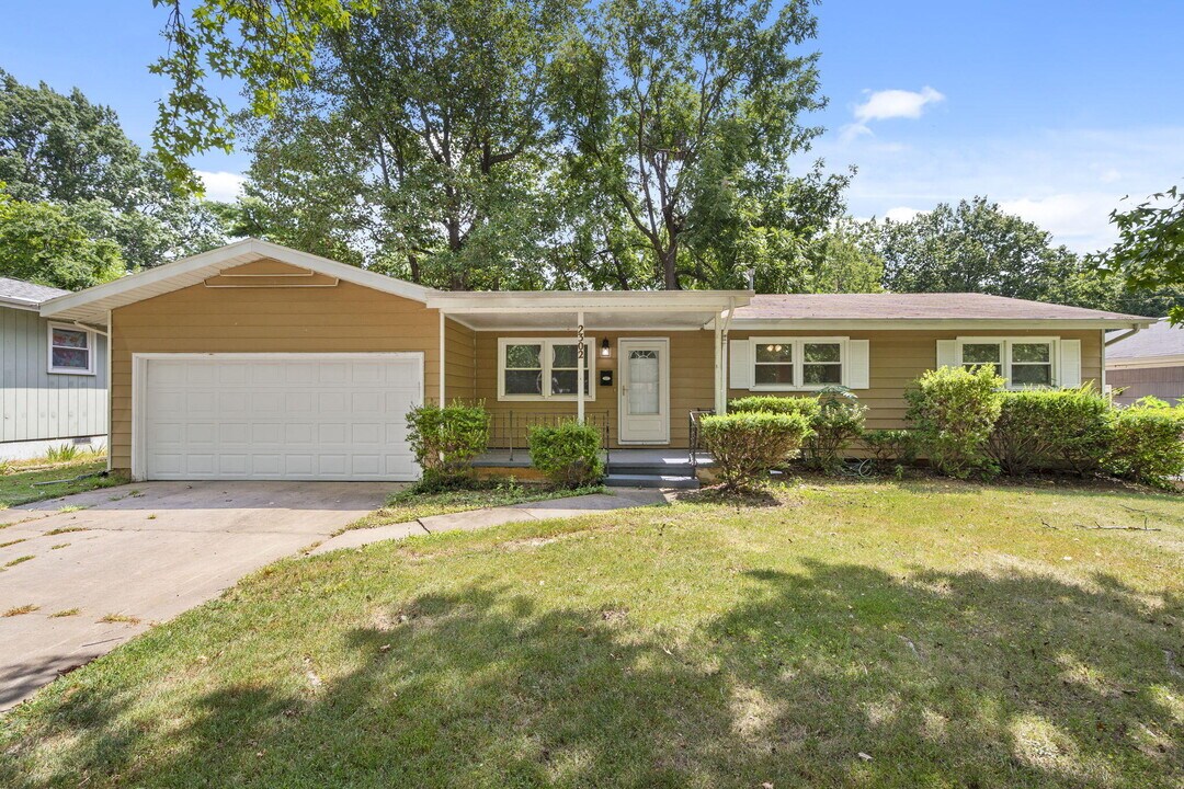 2302 S Hampton Ave in Springfield, MO - Building Photo