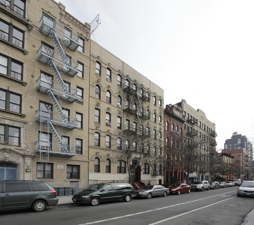 2 br down the block from the busy Bedford ave in Brooklyn, NY - Building Photo