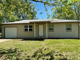 413 North St in Iola, KS - Building Photo