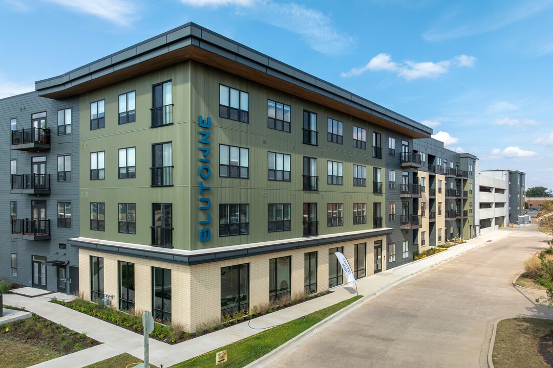 Blutowne in East Peoria, IL - Building Photo