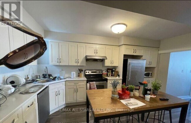 1074 Bloor St W in Toronto, ON - Building Photo - Building Photo