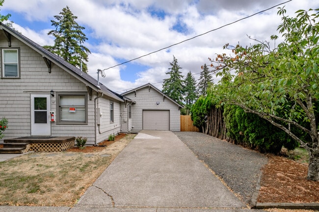 147 NE Elm St in Sheridan, OR - Building Photo - Building Photo