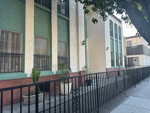 1738 E 4th St in Long Beach, CA - Building Photo - Building Photo