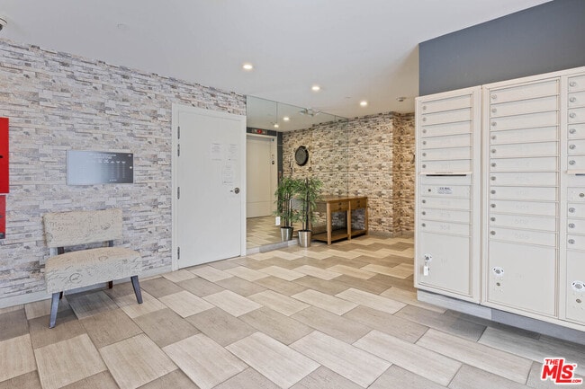 155 S Oxford Ave in Los Angeles, CA - Building Photo - Building Photo