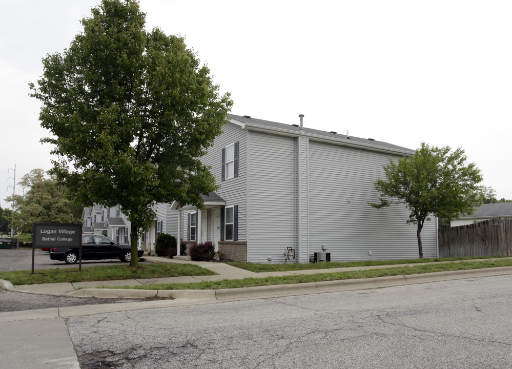 Logan Village in Mishawaka, IN - Foto de edificio