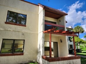 8600 SW 149th Ave in Miami, FL - Foto de edificio - Building Photo