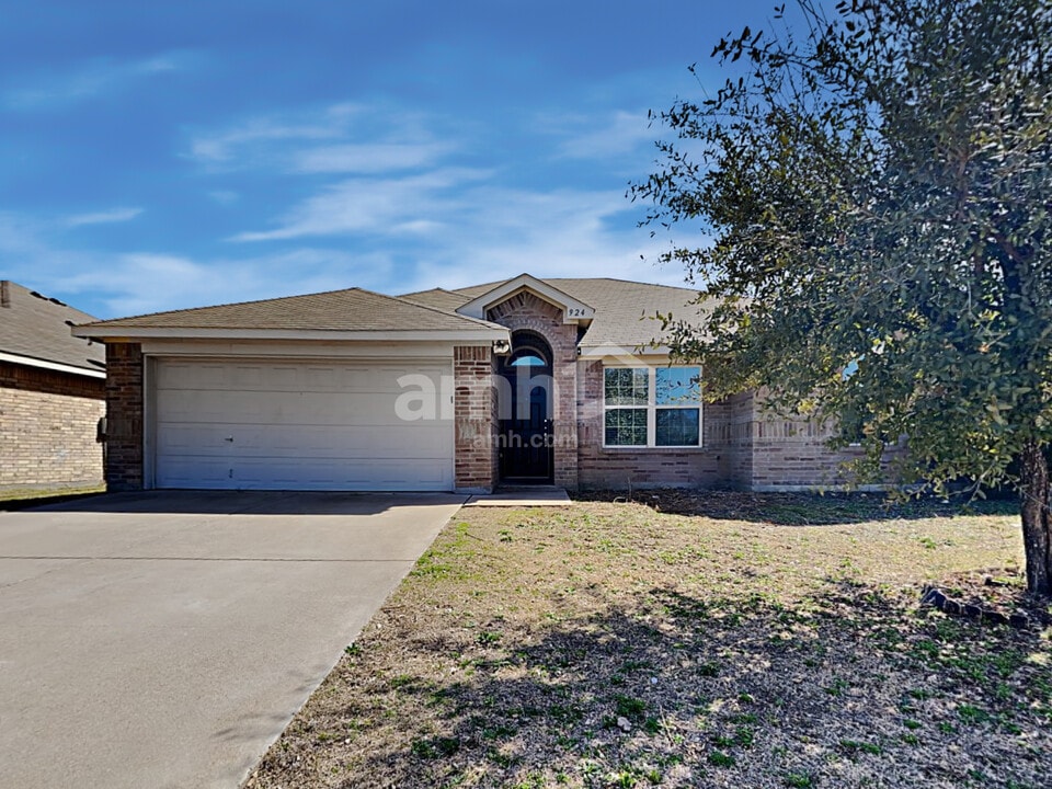 924 Mesa Vista Dr in Crowley, TX - Foto de edificio