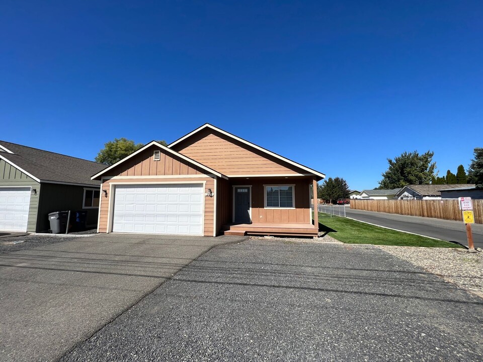 207 W Helena Ave in Ellensburg, WA - Building Photo