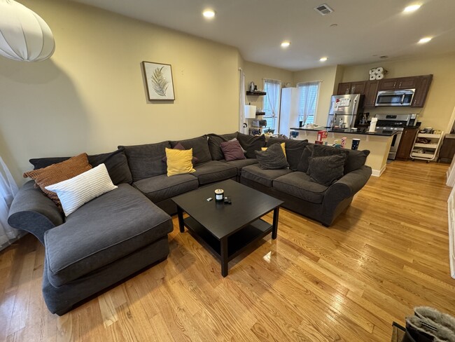 10 Jay St, Unit #2 in Somerville, MA - Foto de edificio - Building Photo