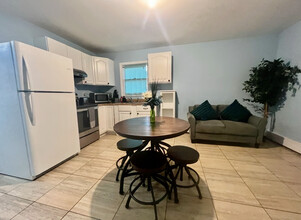 55 Crestwood Dr in Shirley, NY - Building Photo - Building Photo