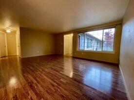 277 E First Ave in Sutherlin, OR - Building Photo