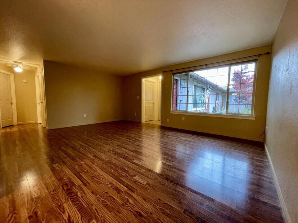 277 E First Ave in Sutherlin, OR - Building Photo