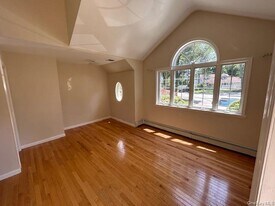 4 Orton Dr in East Northport, NY - Building Photo