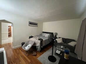 24 Brock St, Unit 2 in Boston, MA - Foto de edificio - Building Photo