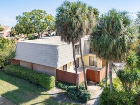 1700 Embassy Dr in West Palm Beach, FL - Building Photo