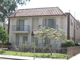 10836 Camarillo St in North Hollywood, CA - Foto de edificio - Building Photo