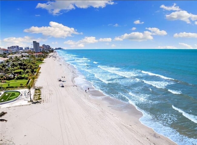 260 Southbay Dr, Unit Vanderbilt Beach Area in Naples, FL - Foto de edificio - Building Photo