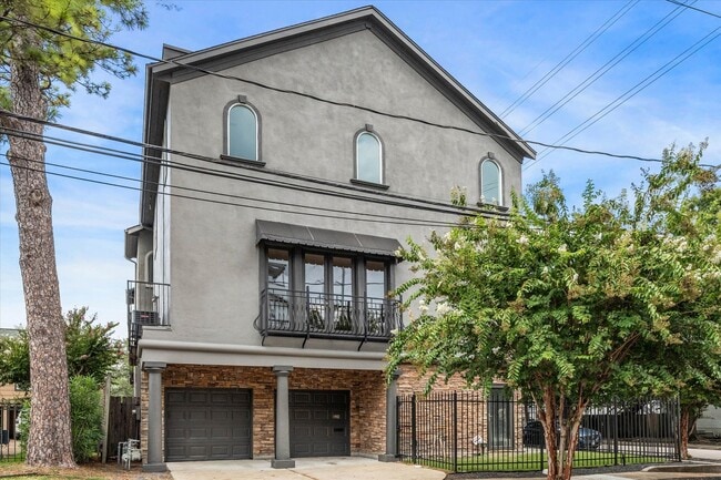 property at 1902 Sul Ross St