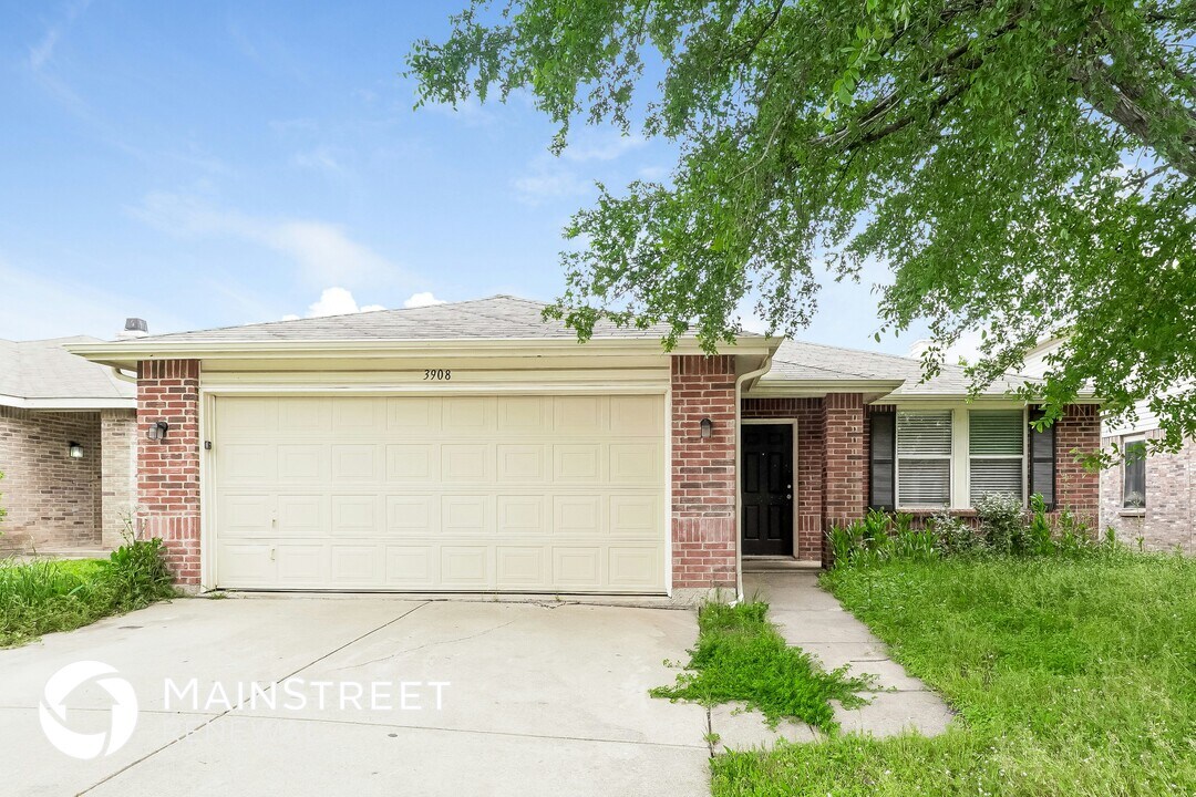 3908 Foxhound Ln in Fort Worth, TX - Building Photo