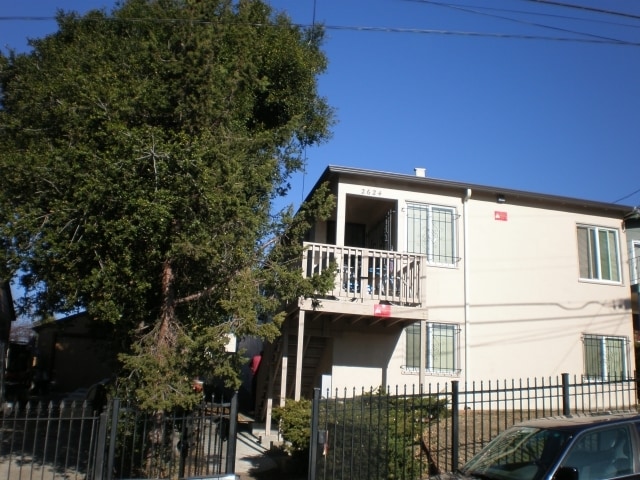 2622-2624 E 25th St in Oakland, CA - Building Photo