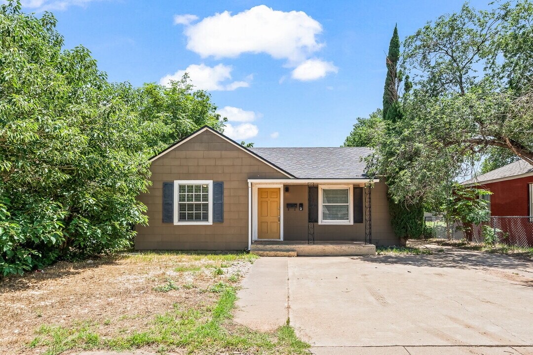2213 27th St in Lubbock, TX - Building Photo