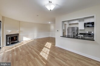 10408 Parthenon Ct, Unit #207 in Bethesda, MD - Foto de edificio - Building Photo