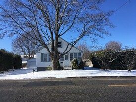 255 Budlong Rd in Cranston, RI - Building Photo