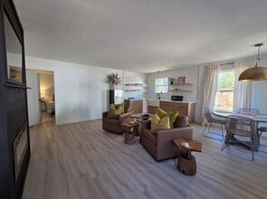 421 E Orchard St in Fredericksburg, TX - Building Photo - Building Photo