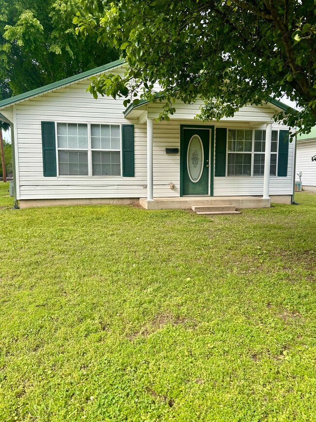 property at 917 E Delaware Ave