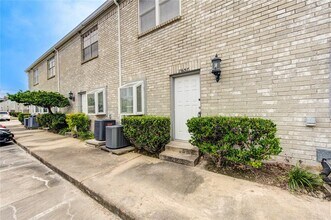 7657 Cambridge St in Houston, TX - Foto de edificio - Building Photo