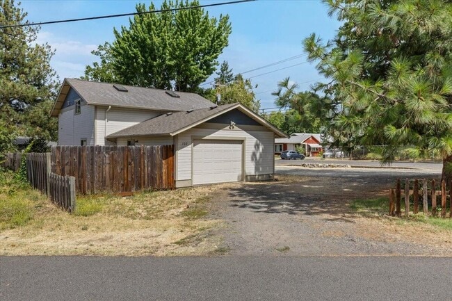 102 West St in Talent, OR - Building Photo - Building Photo