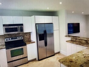 10900 SW 107th Ave in Miami, FL - Building Photo - Building Photo