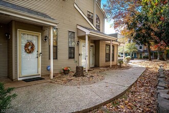 5003 Stonehedge Rd in Edison, NJ - Building Photo - Building Photo