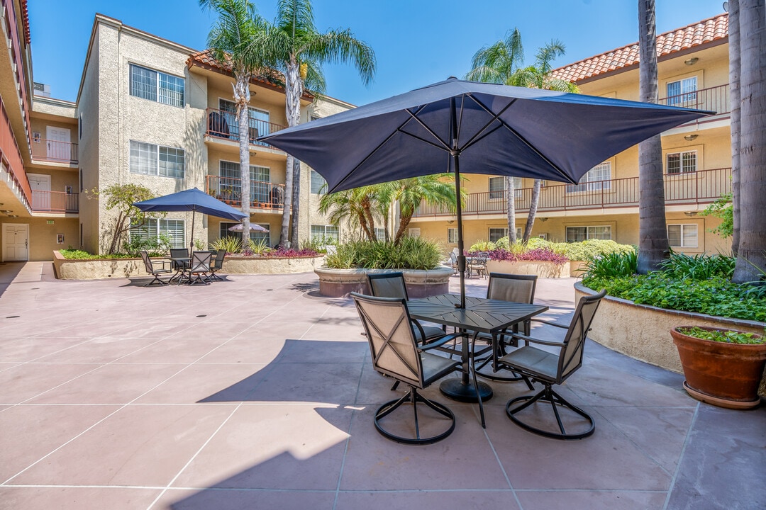 400 N Hollywood Way in Burbank, CA - Building Photo