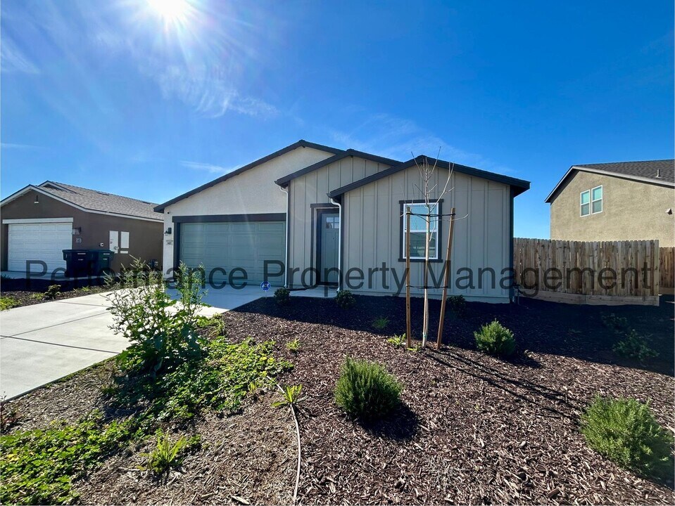 6611 Glacier Bay St in Bakersfield, CA - Building Photo
