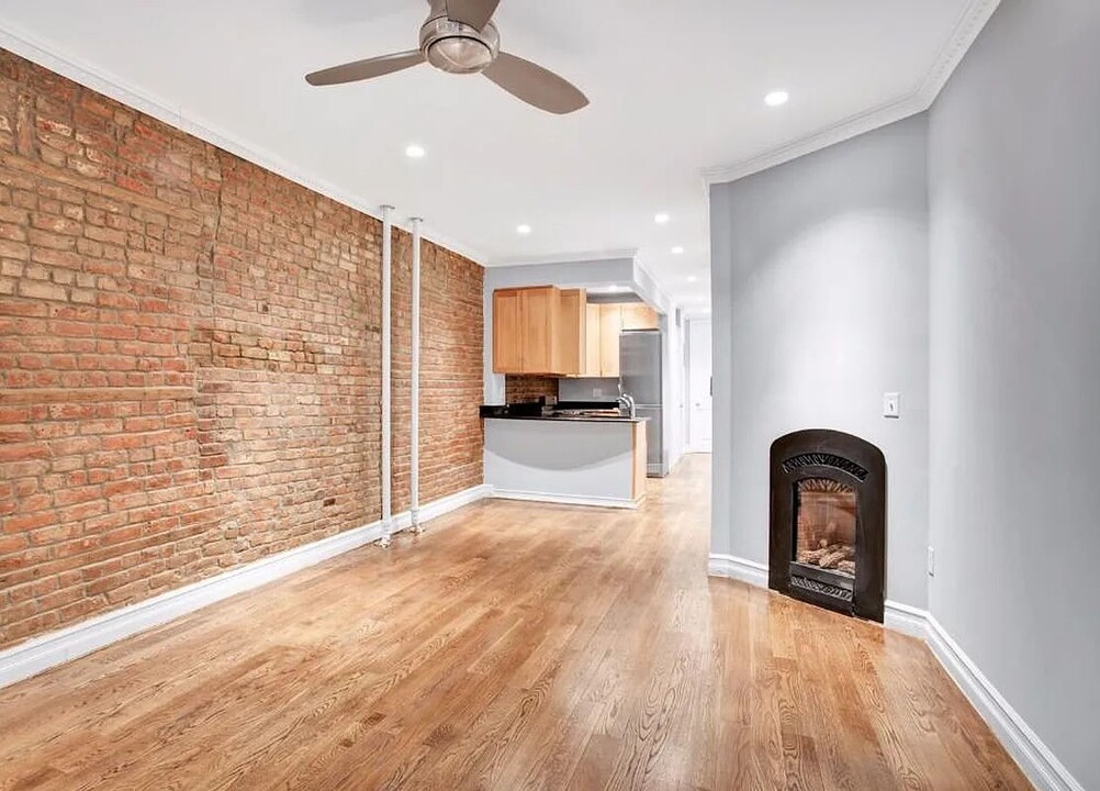 277 E 10th St in New York, NY - Building Photo