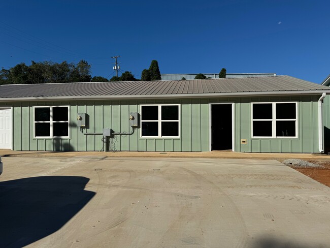 199 Mustang Drive in Russellville, AL - Foto de edificio - Building Photo