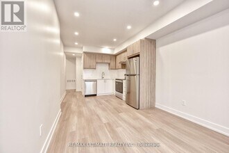 385 McRoberts Ave in Toronto, ON - Building Photo - Building Photo