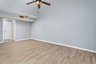 1176 Oregon Ave, Unit 2 in Beaumont, TX - Foto de edificio - Building Photo