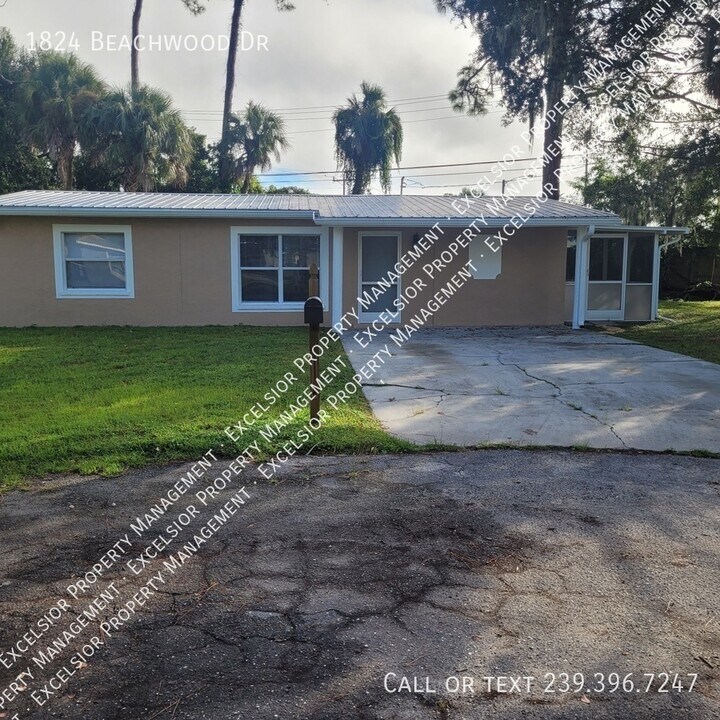 1824 Beachwood Dr in North Fort Myers, FL - Building Photo