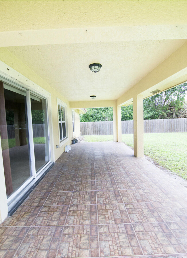 558 SW Colleen Ave in Port St. Lucie, FL - Building Photo - Building Photo