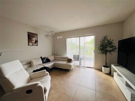 8200 SW 210th St, Unit 113 in Cutler Bay, FL - Building Photo