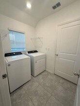 207 Aqua Ave in Davenport, FL - Foto de edificio - Building Photo