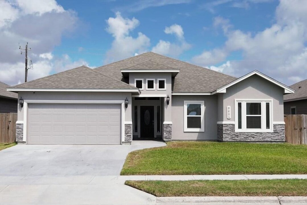 3921 Woodhouse Ln in Corpus Christi, TX - Building Photo