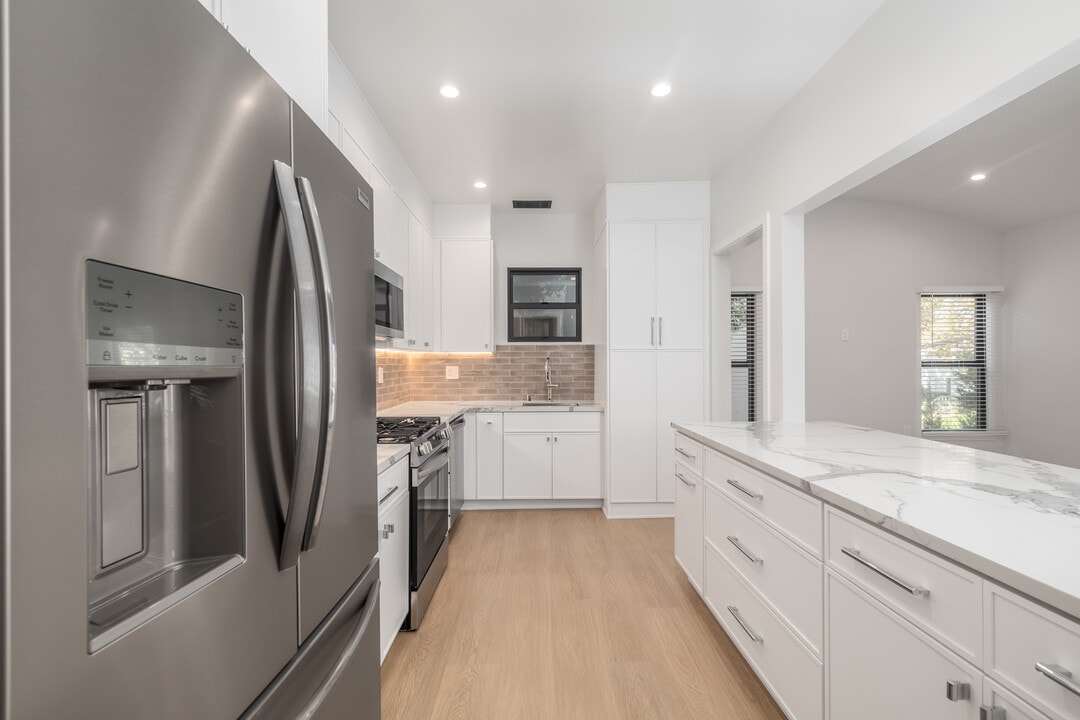 9940 Robbins Dr in Beverly Hills, CA - Building Photo